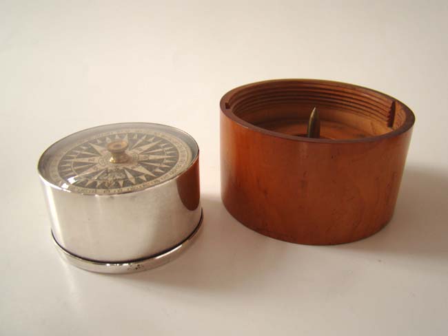 A beautiful silver pocket compass made by William Fraser of London, Royal Instrument Maker, circa 1790-1810 — image 2
